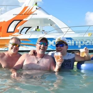 Partyboot-Katamaran-Ausflug (Taino-Bucht und Bernsteinbucht)